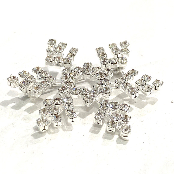 Christmas Brooch Holiday Snowflake Pin Silvertone Clear White Rhinestones NEW - Picture 6 of 6